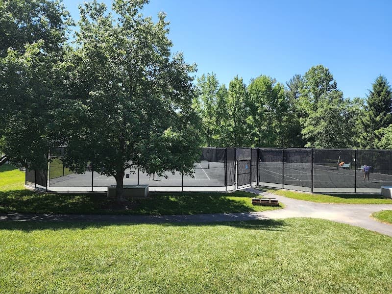 Racquet Club At Hobbit's Glen